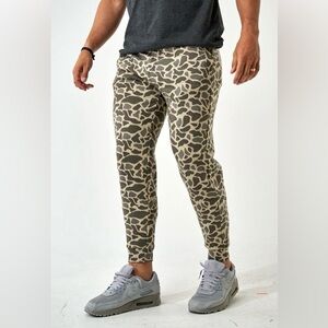 Southern Marsh Men's Camouflage-Pattern Joggers in Olive and Beige